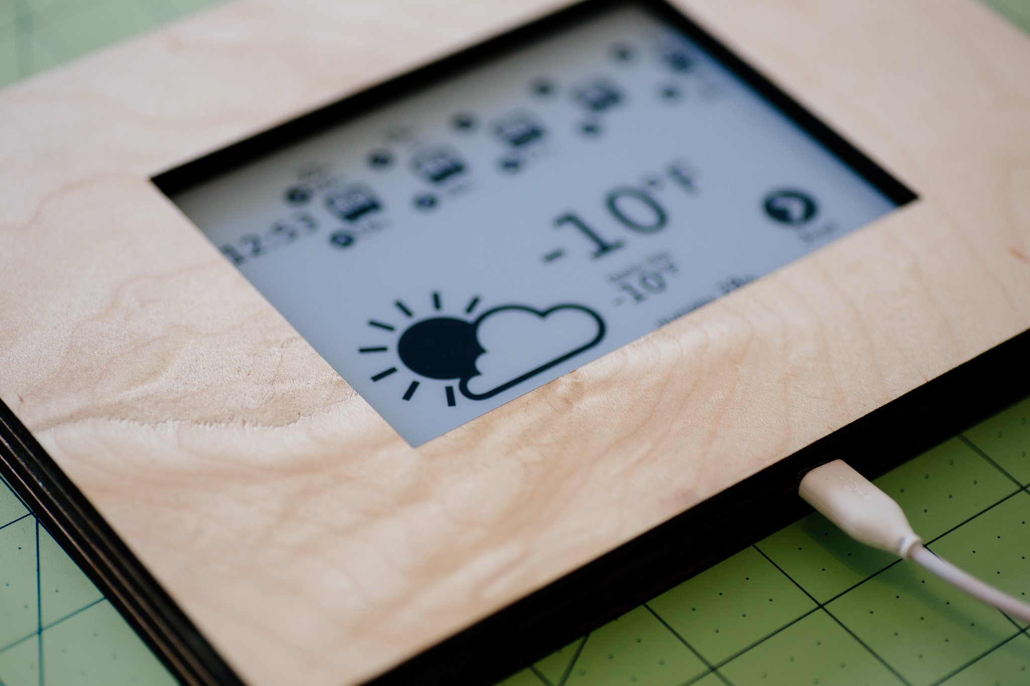 Image of the kindle weather and arrival times display, in a wood frame.